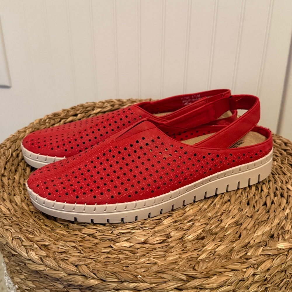 Easy Street Comfort Wave Flat Slip-On Shoes - 6.5 - Excellent Condition